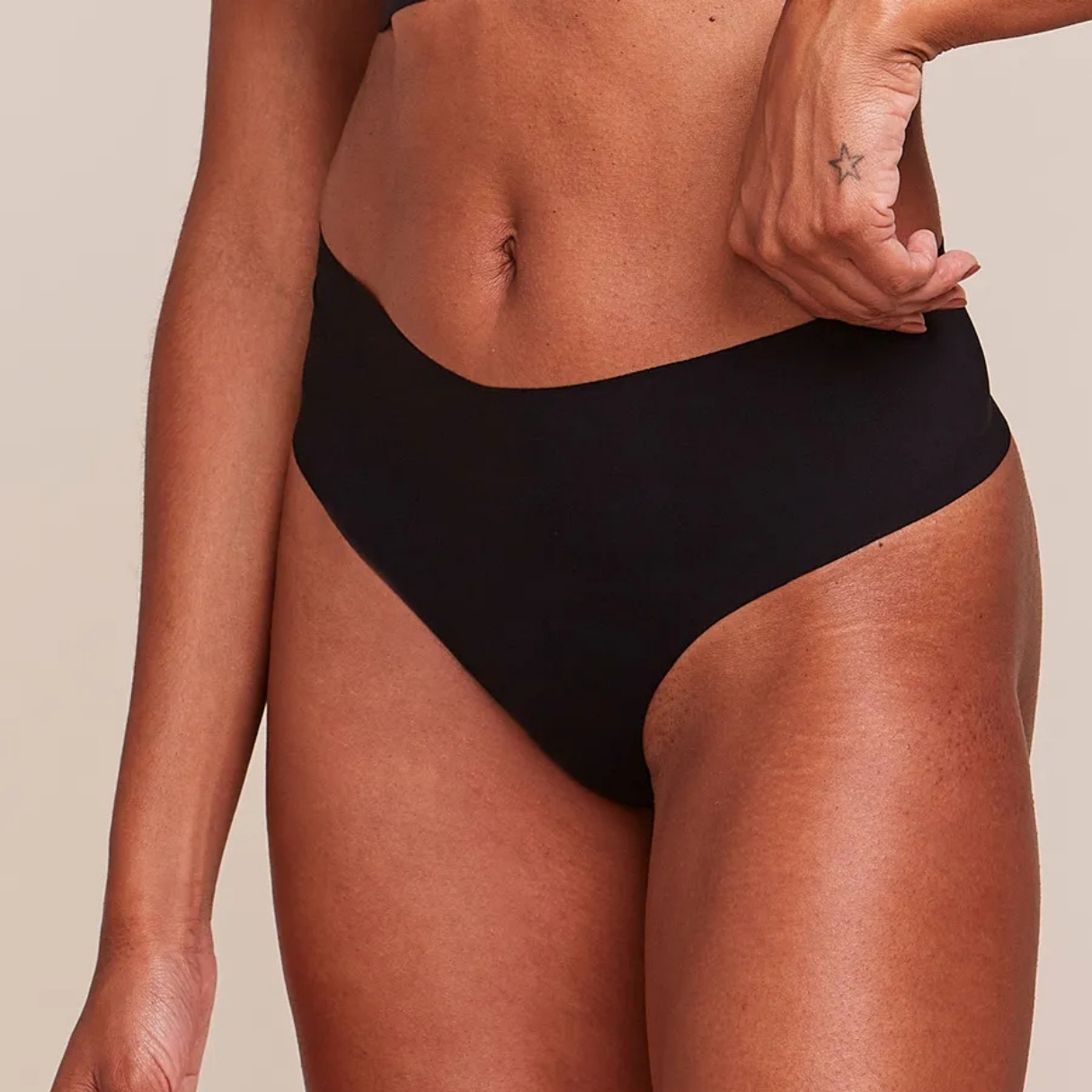 CALCINHA FIO DENTAL LATERAIS LARGAS EM MICROFIBRA NUDE