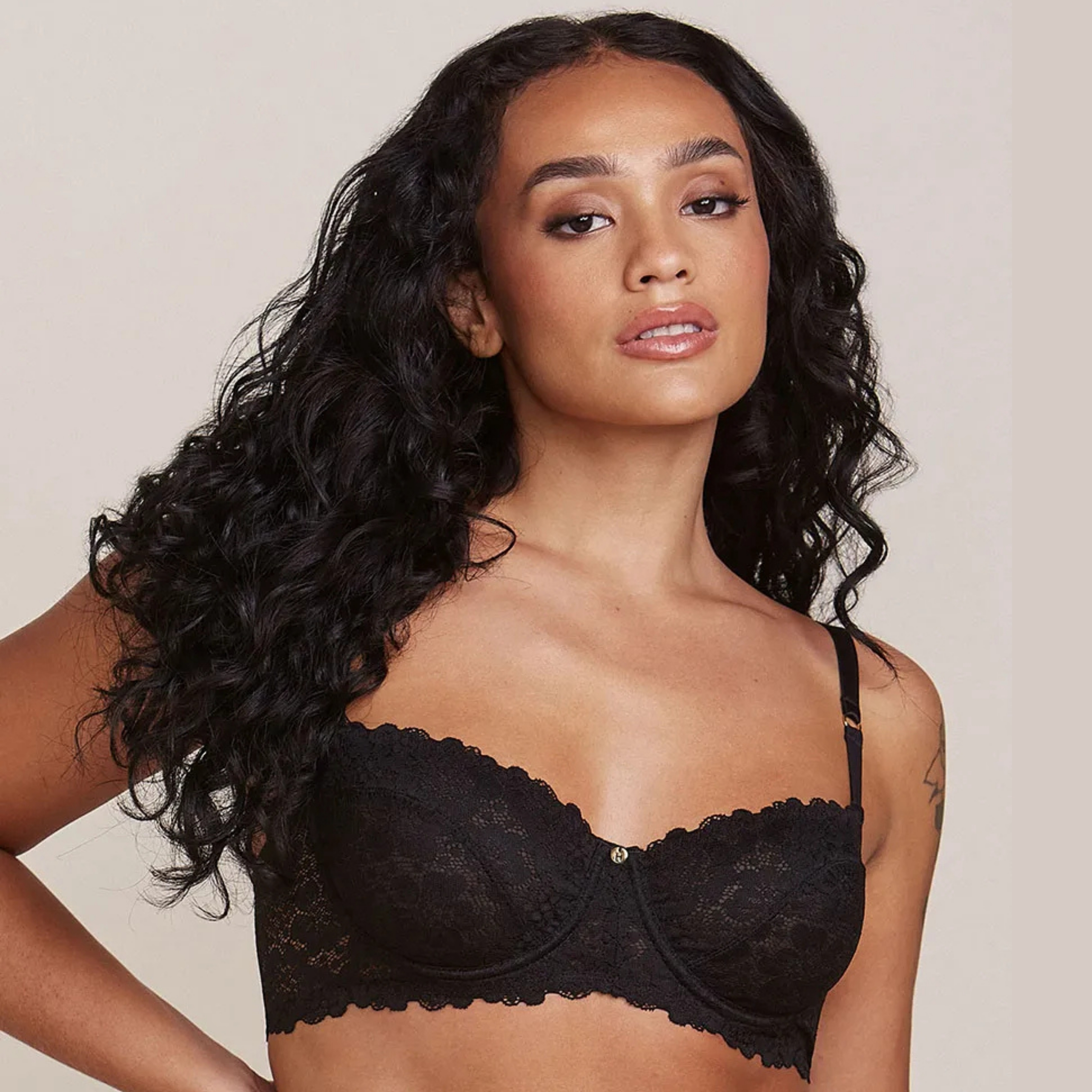 SUTIÃ MEIA TAÇA SEM BOJO E COM ARO EM RENDA